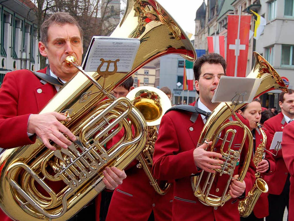 Viele Glubige sumten am Sonntag die Straen der Trompeterstadt bei der Prozession zu Ehren des Stadtpatrons St. Fridolin