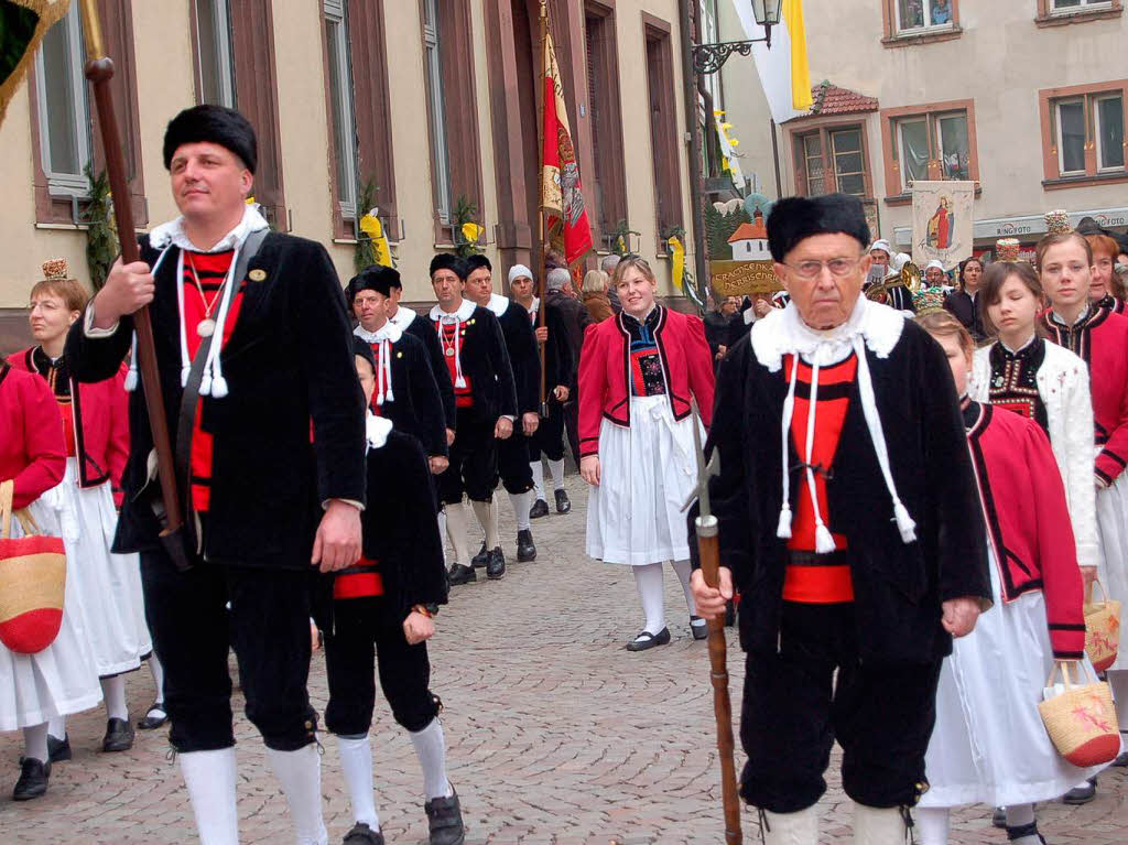 Viele Glubige sumten am Sonntag die Straen der Trompeterstadt bei der Prozession zu Ehren des Stadtpatrons St. Fridolin