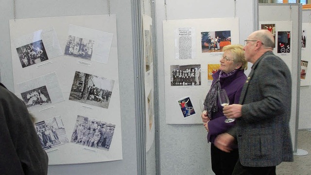 Dokumente und Fotos aus der 100-jhrig...in der Volksbank Kollnau ausgestellt.   | Foto: Sylvia Timm