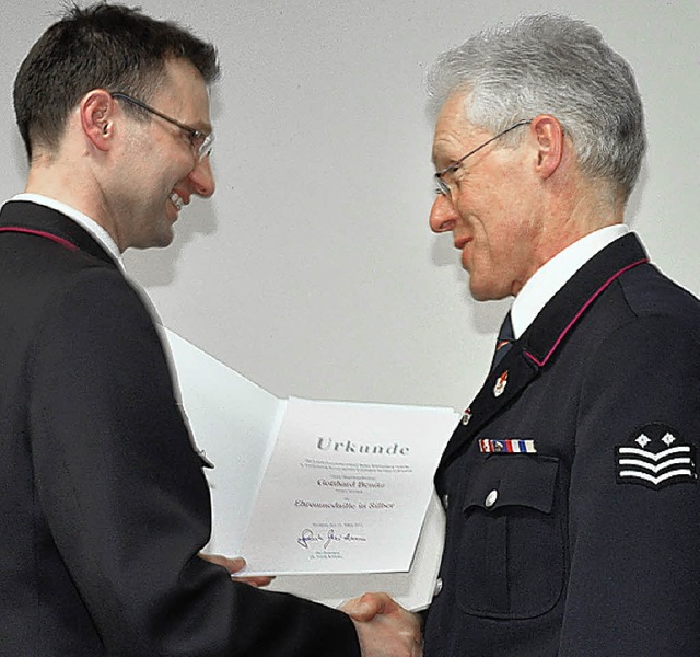 Gotthard Benitz (rechts) empfngt von ...s Landesfeuerwehrverbandes in Silber.   | Foto: Markus StrauB