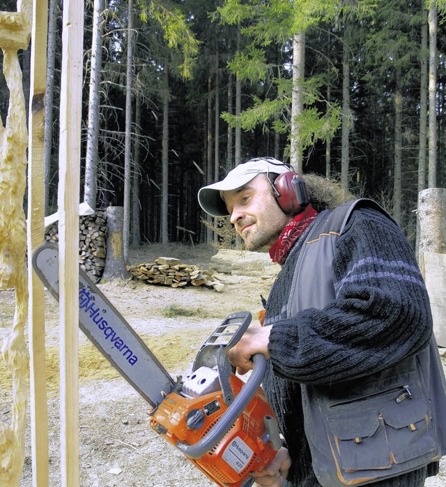 Feinarbeit mit der Motorsge: Der Kns...lt unter Beweis, dass es mglich ist.   | Foto: Nack