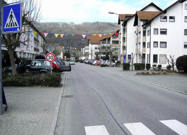 Scheinbar ber Nacht wurde in der Hhe... der linken Fahrbahnseite aufgestellt.  | Foto: Heinz Vollmar