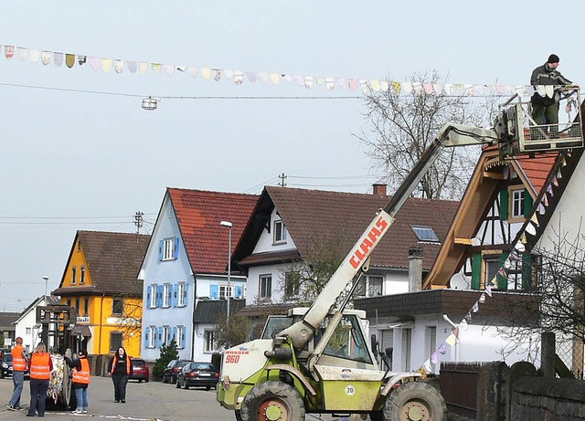 Die Fasent ist vorbei: Die Duwackstumb...htsbndel, auch Spatten genannt, ein.   | Foto: dieter Fink