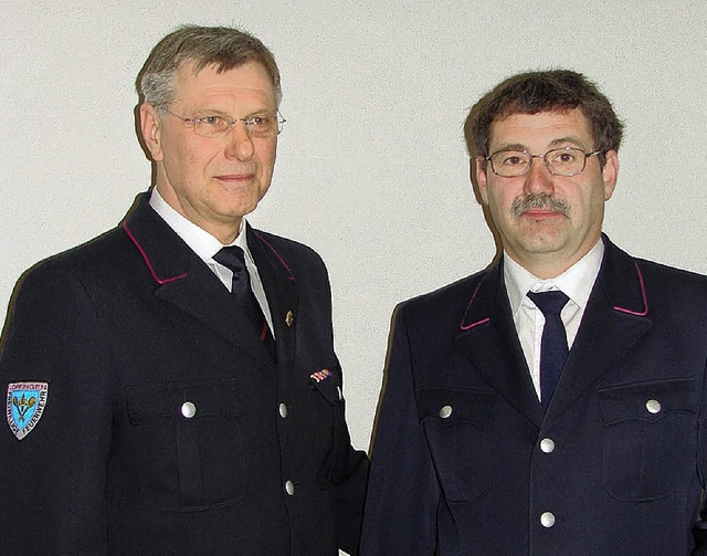 Stadtkommandant Ernst Fechti bedankte ...ahre im Feuerwehrausschuss mitwirkte.   | Foto: Maier