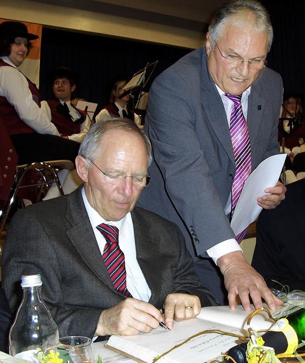 Bundesfinanzminister Wolfgang Schuble...Goldene Buch der Stadt Lffingen ein.   | Foto: Karla Scherer