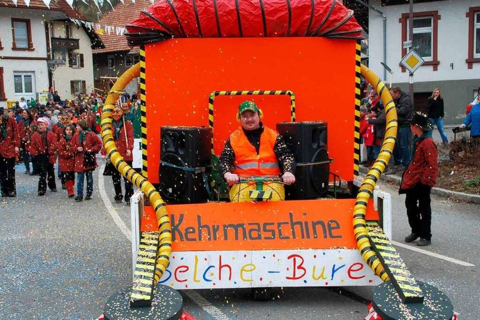 Bunt und heiter war der Buurefasnachtsumzug in Neuenweg (Foto: Edgar Steinfelder) Bunt und heiter war der Buurefasnachtsumzug in Neuenweg (Foto: Edgar Steinfelder)