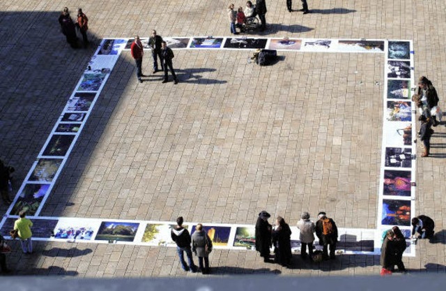 An den  Kampf fr  den Erhalt des bish...em Marktplatz ausgelegte Fotografien.   | Foto: ullmann