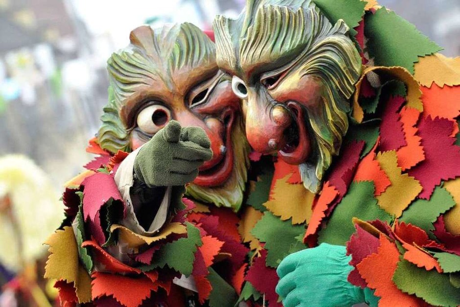 Besonders wild trieben es die Narren am Sonntag in Sulzburg – die Stimmung war trotz fehlender Sonne bestens. (Foto: Volker Münch) Besonders wild trieben es die Narren am Sonntag in Sulzburg – die Stimmung war trotz fehlender Sonne bestens. (Foto: Volker Münch)