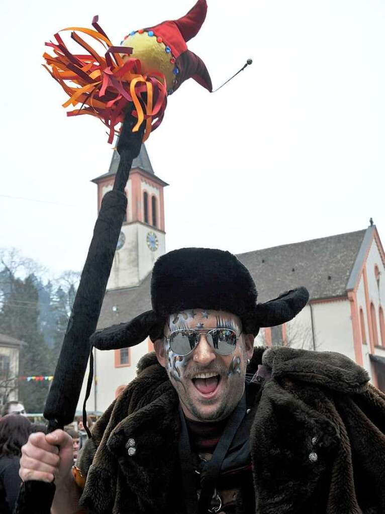 Besonders wild trieben es die Narren am Sonntag in Sulzburg – die Stimmung war trotz fehlender Sonne bestens.