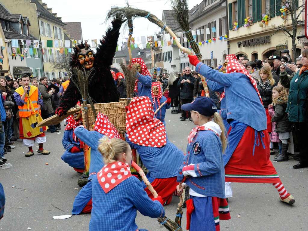 Besonders wild trieben es die Narren am Sonntag in Sulzburg – die Stimmung war trotz fehlender Sonne bestens.