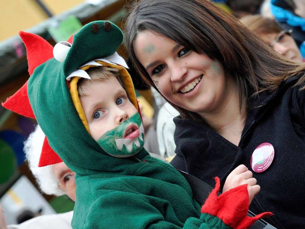 Besonders wild trieben es die Narren am Sonntag in Sulzburg – die Stimmung war trotz fehlender Sonne bestens.