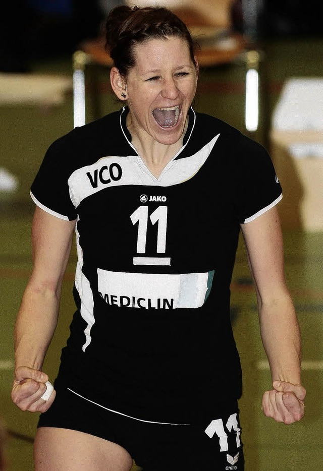 Geschafft: Katharina Kurz bejubelt den...r Volleyballerinnen des VC Offenburg.   | Foto: Peter Aukthun (Archiv)