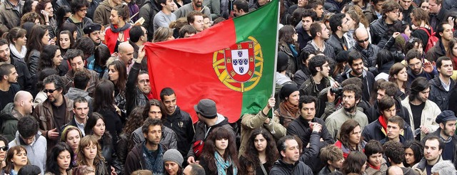 Im Euroland Portugal  gingen am Wochen...nd wegen der hohen  Arbeitslosigkeit.   | Foto: dpa