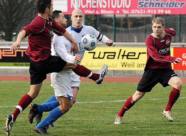 Klares Foul von Dominic Truisi (links)...feife des Unparteiischen bleibt stumm.  | Foto: schn