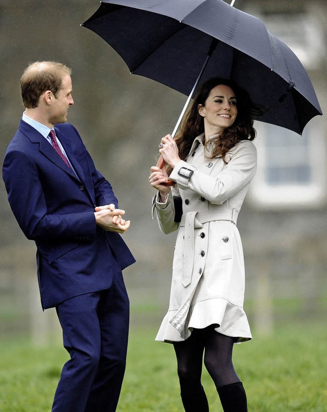 William und Kate an einem verregneten Mrztag in Nordirland.   | Foto: AFP