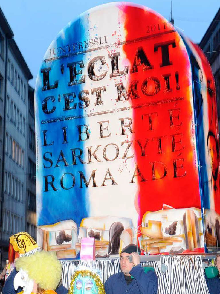 Dieser Themenwagen illustriert die  Roma-Politik des franzsischen Prsidenten Sarkozy.