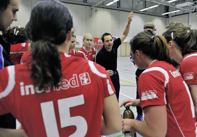 Zur Pause wurde HSG-Trainer Ralf Wiggenhauser (Mitte) lauter als blich.   | Foto: Patrick Seeger