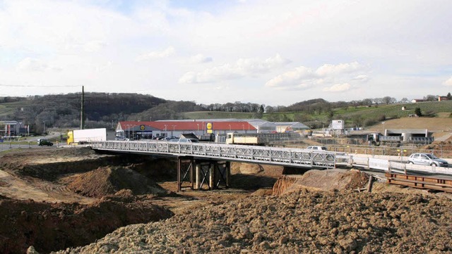 Mit Tempo 30 geht es seit gestern Nach...ber die Neubautrasse der Bahn hinweg.   | Foto: CREMER