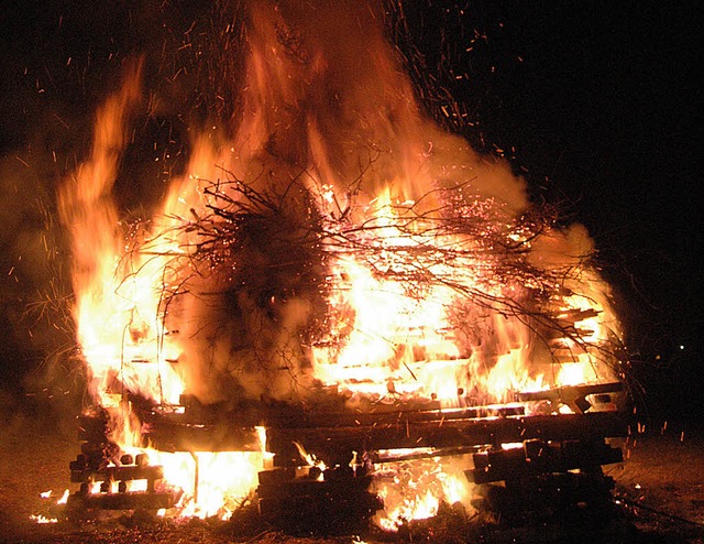 Feuerball: Imposante Ausmae hatte in diesem Jahr das Hsinger Fasnachtsfeuer.   | Foto: Vera Winter