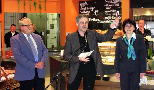 Bei der Wiedererffnung des Verkaufsra... Klaus Kramer, rechts Barbara Kramer.   | Foto: mario schneberg