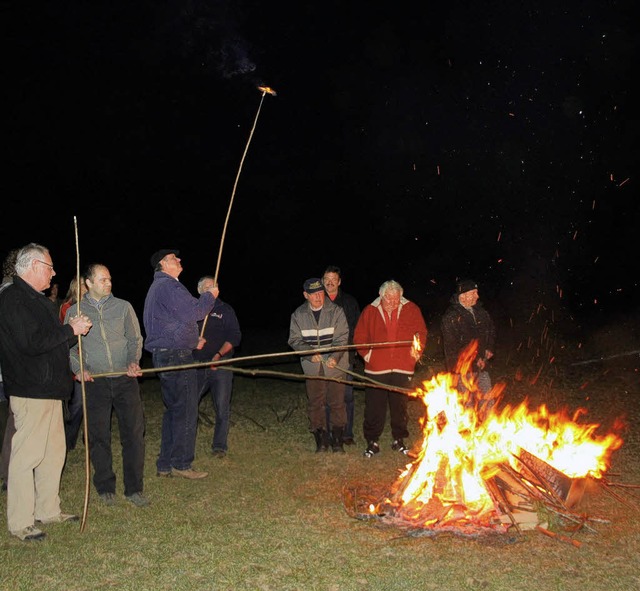 Die Tradition des Scheibenschlagens wi...fenhausen an der Brandhalde gepflegt.   | Foto: Heller