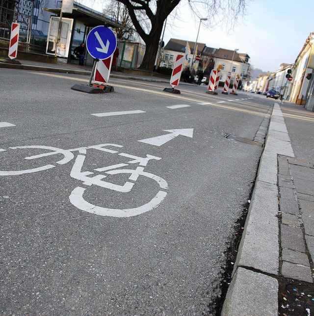 Fahrradstreifen neben dem Gehweg: Radf...fen danebne sind, beklagt eine leserin  | Foto: Trenz