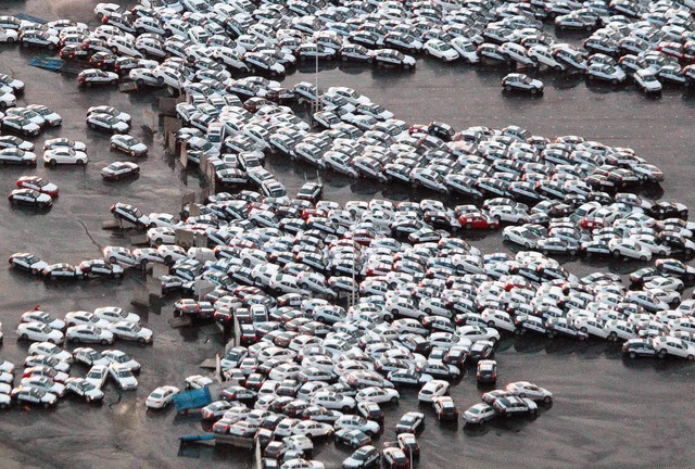 Die Flutwelle hat mit enormer Kraft im Osten Japans Autos zusammengeschoben.   | Foto: dpa