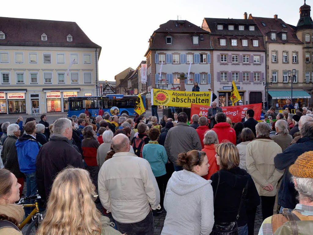 Etwa 150 Menschen, mehr als bisher, nahmen an einer Mahnwache auf dem Marktplatz in Emmendingen teil. Etwa 150 Menschen, mehr als bisher, nahmen an einer Mahnwache auf dem Marktplatz in Emmendingen teil.