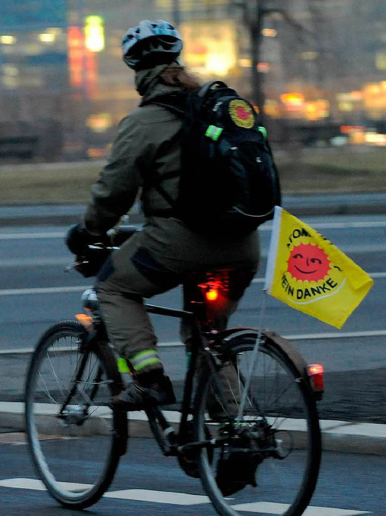 Auf dem Weg in eine ungewisse Atomzukunft: Ein Demonstrant nach einer Kundgebung in Berlin Auf dem Weg in eine ungewisse Atomzukunft: Ein Demonstrant nach einer Kundgebung in Berlin