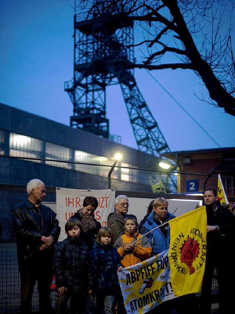 Atomkraftgegner stehen in Remlingen vor dem Tor der Schachtanlage des Atommülllagers Asse Atomkraftgegner stehen in Remlingen vor dem Tor der Schachtanlage des Atommülllagers Asse