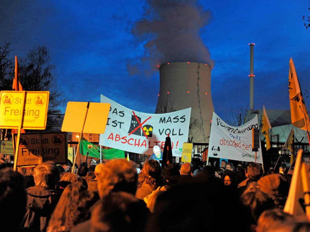 Atomgegner stehen bei einer Mahnwache vor den Atomkraftwerken Isar 1 und 2 in Niederaichbach Atomgegner stehen bei einer Mahnwache vor den Atomkraftwerken Isar 1 und 2 in Niederaichbach