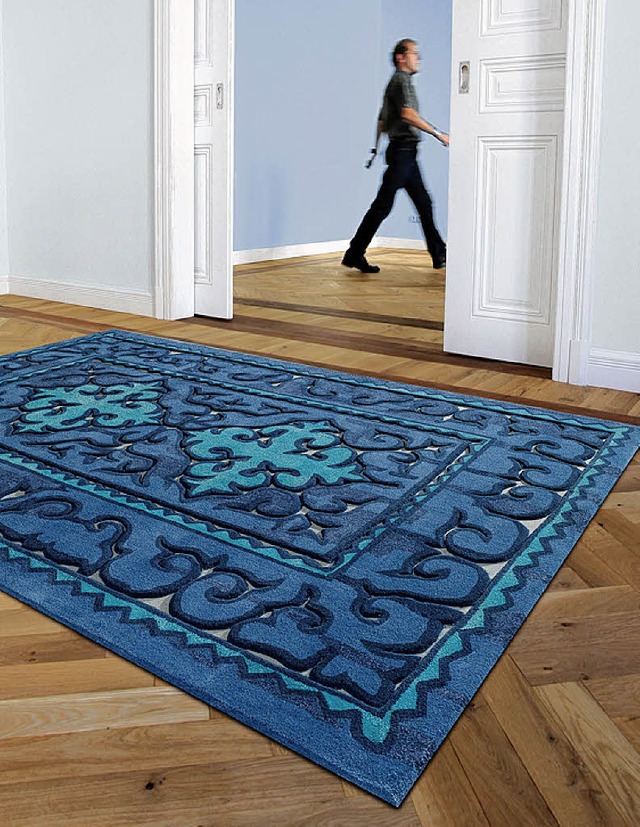 Neu im  Wohnzimmer: Orientteppich mit  knalliger Farbe und reduziertem Muster  | Foto: arte Espina/tmn