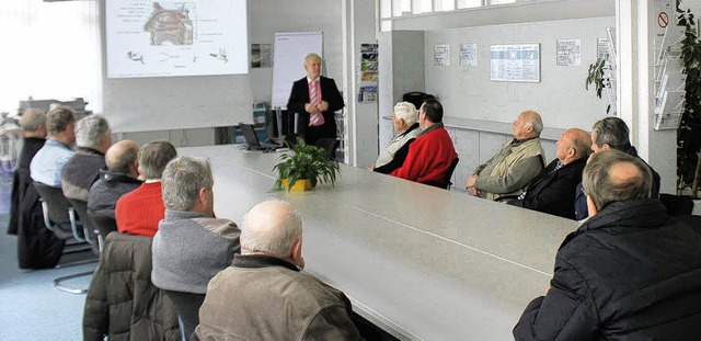 Pensionre des Schluchseewerkes besich...er Greiser stellt das Unternehmen vor.  | Foto: Atmos