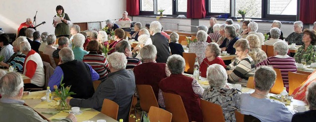 Interessiert verfolgten die Senioren d...ka Oettlin-Leisinger (im Hintergrund).  | Foto: CREMER