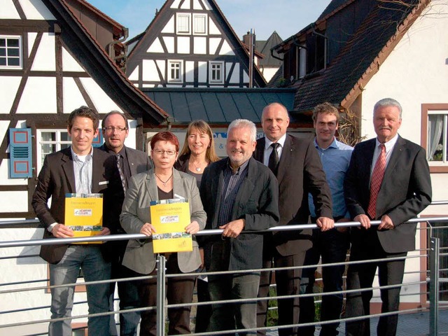Einige  Teilnehmer der Plattform Stadt...mit Koordinator Julian Semet (links).   | Foto: Gerhard Walser