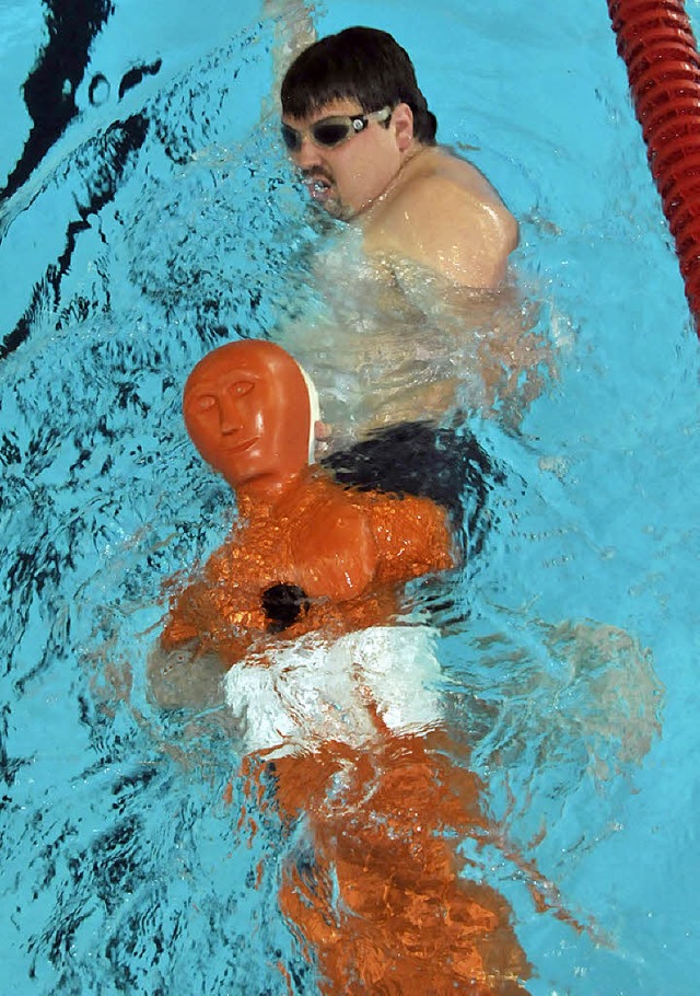Retten einer Puppe ist  eine der wicht...sziplinen fr die Rettungsschwimmer.    | Foto: DLRG/Anlicker