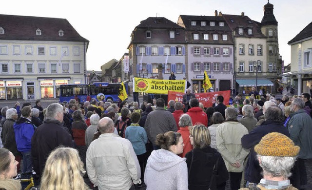 Unter dem Eindruck  der drohenden Atom...fzeitverlngerung auf dem Marktplatz.   | Foto: Dieter Erggelet