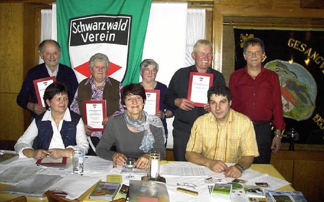 Geehrte und Vorstandsmitglieder: Erwin...neue Wanderwart Hubert Ringwald (v.l.)  | Foto: Nikolaus Bayer