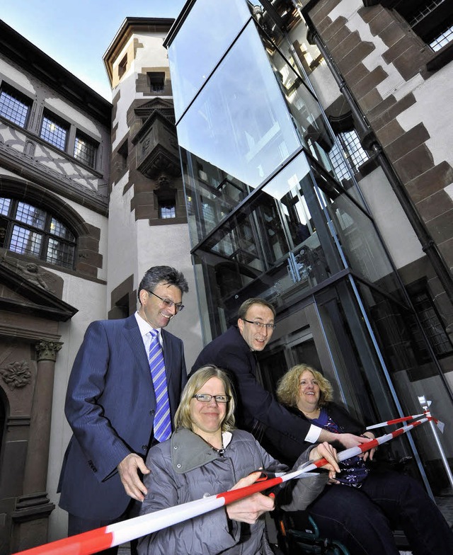 OB   Dieter Salomon, Stadtrtin Anke D... Aufzug im Rathausinnenhof in Betrieb.  | Foto: michael Bamberger