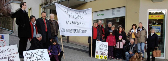 Eine kleine Gruppe Atomkraftgegner hat...am Montag am Schulbuckel eingefunden.   | Foto: Kathrin blum
