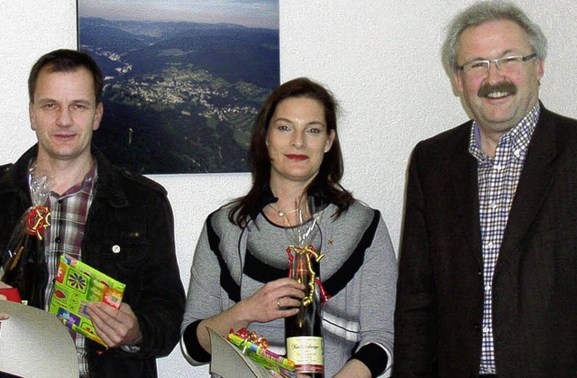 Brgermeister Thomas Kaiser (rechts) k...trag des Deutschen Roten Kreuzes ehren  | Foto: Karin Stckl-Steinebrunner
