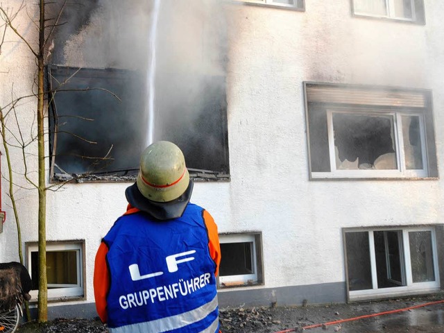 Das Feuer brach im ersten Stock des Ha..., wo der Massesalon sein Quartier hat.  | Foto: Patrick Seeger