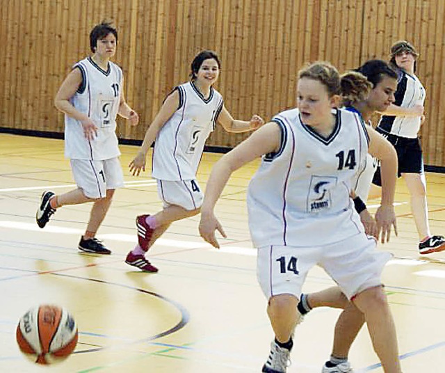 Kampf um jeden Ball: Das BBZ Stegen bleibt Sddeutscher Meister im Basketball.   | Foto: Privat