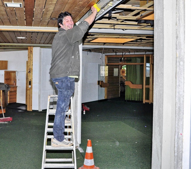 Die Zwischenwnde im Foyer des Haus de...aro  bei Reinigungsarbeiten zu sehen.   | Foto: Stefan Pichler