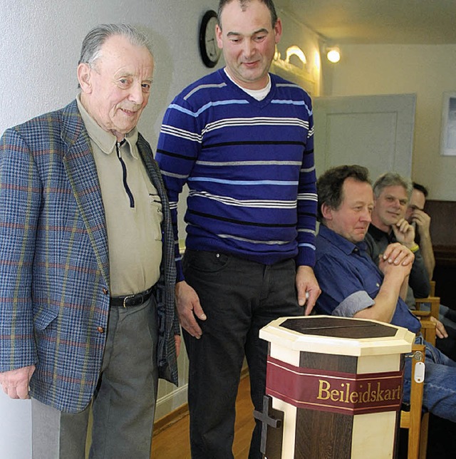 Erwin Jost (links) spendete einen Stnder fr Trauerkarten.   | Foto: eDi