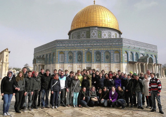 Der Schillerchor vor dem Felsendom in Jerusalem.   | Foto: Schule