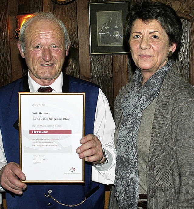 Beate Endres, Vorsitzende der Gruppe H...nzeichen  des Deutschen Chorverbands.   | Foto: Dieter Maurer