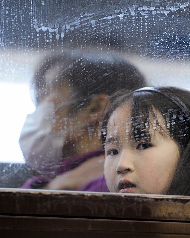 Blo weg von hier: Mdchen hinter einem Reisebusfenster   | Foto: AFP