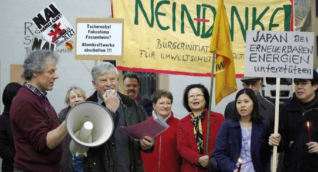 Rund 200 Menschen versammelten sich in...gegen die Atomkraft zu demonstrieren.   | Foto: Hans Christof Wagner