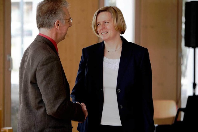 Glückwunch: Schulrat Gottfried Böhler gratuliert Silke Siegmund.  | Foto: Christoph Breithaupt